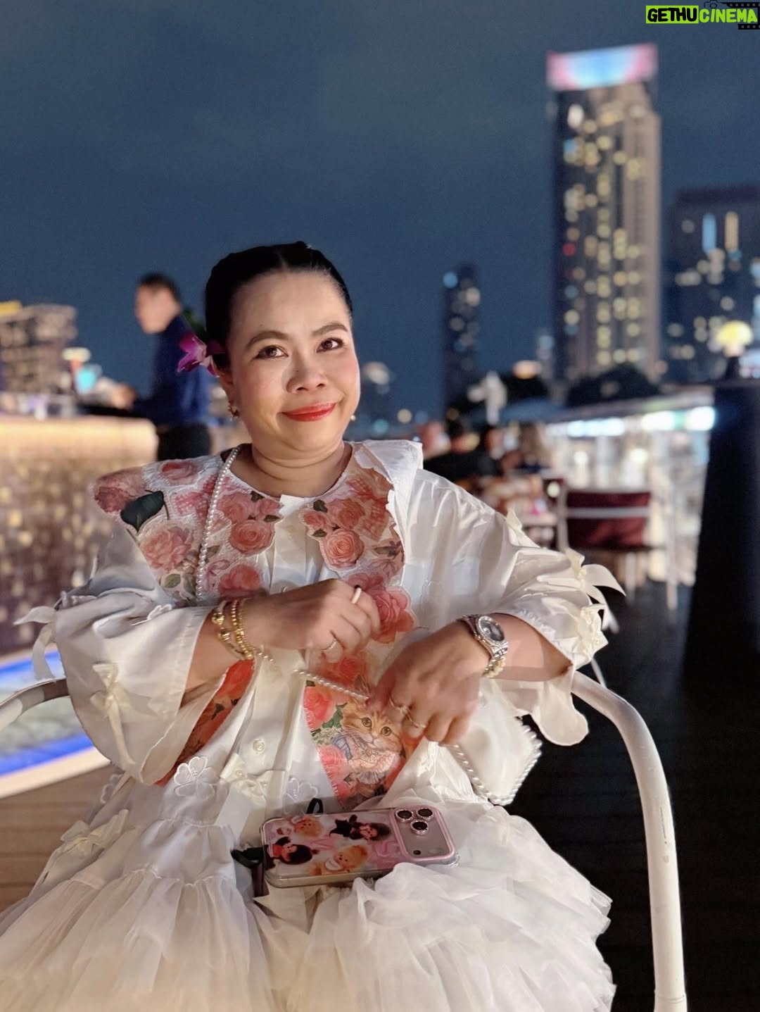 Sudarat Butrprom - 3.6K Likes - ขอบคุณ 🙏🏻🚢เรือสำราญใจ และอาหารที่อร่อยมากๆ วันนี้ เช็คอินSaffron Cruise 
กับมหัศจรรย์ ดาดฟ้าเรือจำลองที่
เณรมิตรดาดฟ้าของโรงแรม 
มาวางบนเรือค่ะ
ขอบคุณ การเลี้ยงวันเกิดก่อนล่วงหน้าของพี่บู้จ้า 
 ✨ Saffron Cruise – ดินเนอร์ล่องเรือสุดหรูริมเจ้าพระยา ✨
ใครอยากดูเมนูอาหารแบบละเอียด สามารถคลิกดูได้ที่ลิงก์นี้เลยค่ะ👇
🔗 https://www.taste.banyantree.com/bt-bangkok-sfc-th

🌙 ดื่มด่ำบรรยากาศสุดโรแมนติกบนเรือ Saffron Cruise จาก Banyan Tree
🍽 อาหารไทยไฟน์ไดนิ่งรสชาติดี
🌆 ล่องชมวิวสองฝั่งเจ้าพระยายามค่ำ
📍 ออกจาก ICONSIAM / River City
@ferriderbubu369 
@saffrongrillbangkok