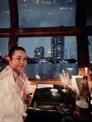Sudarat Butrprom Instagram - ขอบคุณ 🙏🏻🚢เรือสำราญใจ และอาหารที่อร่อยมากๆ วันนี้ เช็คอินSaffron Cruise 
กับมหัศจรรย์ ดาดฟ้าเรือจำลองที่
เณรมิตรดาดฟ้าของโรงแรม 
มาวางบนเรือค่ะ
ขอบคุณ การเลี้ยงวันเกิดก่อนล่วงหน้าของพี่บู้จ้า 
 ✨ Saffron Cruise – ดินเนอร์ล่องเรือสุดหรูริมเจ้าพระยา ✨
ใครอยากดูเมนูอาหารแบบละเอียด สามารถคลิกดูได้ที่ลิงก์นี้เลยค่ะ👇
🔗 https://www.taste.banyantree.com/bt-bangkok-sfc-th

🌙 ดื่มด่ำบรรยากาศสุดโรแมนติกบนเรือ Saffron Cruise จาก Banyan Tree
🍽 อาหารไทยไฟน์ไดนิ่งรสชาติดี
🌆 ล่องชมวิวสองฝั่งเจ้าพระยายามค่ำ
📍 ออกจาก ICONSIAM / River City
@ferriderbubu369 
@saffrongrillbangkok