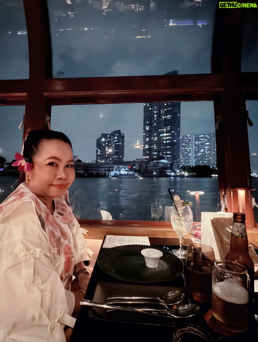Sudarat Butrprom - 3.6K Likes - ขอบคุณ 🙏🏻🚢เรือสำราญใจ และอาหารที่อร่อยมากๆ วันนี้ เช็คอินSaffron Cruise 
กับมหัศจรรย์ ดาดฟ้าเรือจำลองที่
เณรมิตรดาดฟ้าของโรงแรม 
มาวางบนเรือค่ะ
ขอบคุณ การเลี้ยงวันเกิดก่อนล่วงหน้าของพี่บู้จ้า 
 ✨ Saffron Cruise – ดินเนอร์ล่องเรือสุดหรูริมเจ้าพระยา ✨
ใครอยากดูเมนูอาหารแบบละเอียด สามารถคลิกดูได้ที่ลิงก์นี้เลยค่ะ👇
🔗 https://www.taste.banyantree.com/bt-bangkok-sfc-th

🌙 ดื่มด่ำบรรยากาศสุดโรแมนติกบนเรือ Saffron Cruise จาก Banyan Tree
🍽 อาหารไทยไฟน์ไดนิ่งรสชาติดี
🌆 ล่องชมวิวสองฝั่งเจ้าพระยายามค่ำ
📍 ออกจาก ICONSIAM / River City
@ferriderbubu369 
@saffrongrillbangkok