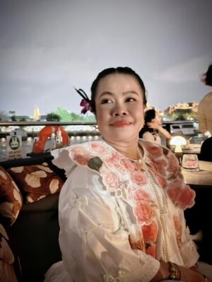 Sudarat Butrprom Instagram - ขอบคุณ 🙏🏻🚢เรือสำราญใจ และอาหารที่อร่อยมากๆ วันนี้ เช็คอินSaffron Cruise 
กับมหัศจรรย์ ดาดฟ้าเรือจำลองที่
เณรมิตรดาดฟ้าของโรงแรม 
มาวางบนเรือค่ะ
ขอบคุณ การเลี้ยงวันเกิดก่อนล่วงหน้าของพี่บู้จ้า 
 ✨ Saffron Cruise – ดินเนอร์ล่องเรือสุดหรูริมเจ้าพระยา ✨
ใครอยากดูเมนูอาหารแบบละเอียด สามารถคลิกดูได้ที่ลิงก์นี้เลยค่ะ👇
🔗 https://www.taste.banyantree.com/bt-bangkok-sfc-th

🌙 ดื่มด่ำบรรยากาศสุดโรแมนติกบนเรือ Saffron Cruise จาก Banyan Tree
🍽 อาหารไทยไฟน์ไดนิ่งรสชาติดี
🌆 ล่องชมวิวสองฝั่งเจ้าพระยายามค่ำ
📍 ออกจาก ICONSIAM / River City
@ferriderbubu369 
@saffrongrillbangkok