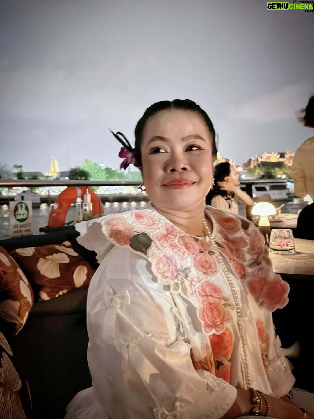 Sudarat Butrprom - 3.6K Likes - ขอบคุณ 🙏🏻🚢เรือสำราญใจ และอาหารที่อร่อยมากๆ วันนี้ เช็คอินSaffron Cruise 
กับมหัศจรรย์ ดาดฟ้าเรือจำลองที่
เณรมิตรดาดฟ้าของโรงแรม 
มาวางบนเรือค่ะ
ขอบคุณ การเลี้ยงวันเกิดก่อนล่วงหน้าของพี่บู้จ้า 
 ✨ Saffron Cruise – ดินเนอร์ล่องเรือสุดหรูริมเจ้าพระยา ✨
ใครอยากดูเมนูอาหารแบบละเอียด สามารถคลิกดูได้ที่ลิงก์นี้เลยค่ะ👇
🔗 https://www.taste.banyantree.com/bt-bangkok-sfc-th

🌙 ดื่มด่ำบรรยากาศสุดโรแมนติกบนเรือ Saffron Cruise จาก Banyan Tree
🍽 อาหารไทยไฟน์ไดนิ่งรสชาติดี
🌆 ล่องชมวิวสองฝั่งเจ้าพระยายามค่ำ
📍 ออกจาก ICONSIAM / River City
@ferriderbubu369 
@saffrongrillbangkok