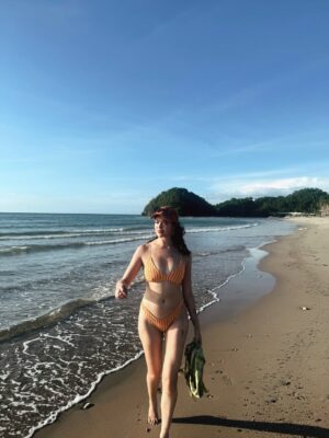 Sue Ramirez Instagram - ☀️🌊🐚🦀🌅🪸🧡✨

Take me back to Dec 2025 pls #LatePost