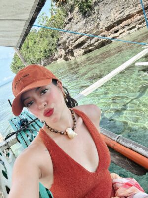 Sue Ramirez Instagram - ☀️🌊🐚🦀🌅🪸🧡✨

Take me back to Dec 2025 pls #LatePost