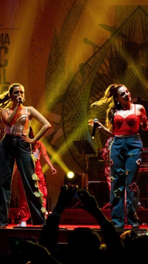 Sukriti Kakar Instagram - Only OG baddies know this song >>>>

In #KHKN era forever
Love,
SuPra 

@sukritikakar @prakritikakar 

#SuPea #KehndiHaaKehndiNaa #SukritiKakar #PrakritiKakar