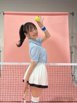 Sumire Uesaka Instagram - げつようび〜！
皆さま、すこやかにお過ごしでしょうか？

三連休！ですねっ！みなさまは何してるのかな…？？
二月も佳境〜！最後まで、楽しみをみつけながらまいりましょうね！

お写真はFCツアーの登場人物、春坂さんのオフショット〜！
幼なじみの運動神経が悪いテニス部員という子です！運動神経悪そう〜！
他のキャラクターのお写真も載せてゆきますね！

それでは皆さま、今週もすこやかにお過ごしくださいませっ！

#上坂すみれ