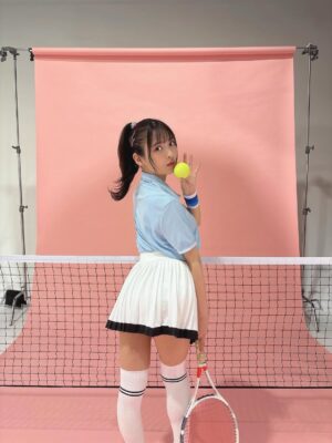 Sumire Uesaka Instagram - げつようび〜！
皆さま、すこやかにお過ごしでしょうか？

三連休！ですねっ！みなさまは何してるのかな…？？
二月も佳境〜！最後まで、楽しみをみつけながらまいりましょうね！

お写真はFCツアーの登場人物、春坂さんのオフショット〜！
幼なじみの運動神経が悪いテニス部員という子です！運動神経悪そう〜！
他のキャラクターのお写真も載せてゆきますね！

それでは皆さま、今週もすこやかにお過ごしくださいませっ！

#上坂すみれ