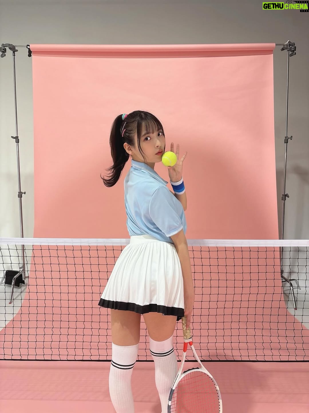 Sumire Uesaka - 62.5K Likes - げつようび〜！
皆さま、すこやかにお過ごしでしょうか？

三連休！ですねっ！みなさまは何してるのかな…？？
二月も佳境〜！最後まで、楽しみをみつけながらまいりましょうね！

お写真はFCツアーの登場人物、春坂さんのオフショット〜！
幼なじみの運動神経が悪いテニス部員という子です！運動神経悪そう〜！
他のキャラクターのお写真も載せてゆきますね！

それでは皆さま、今週もすこやかにお過ごしくださいませっ！

#上坂すみれ