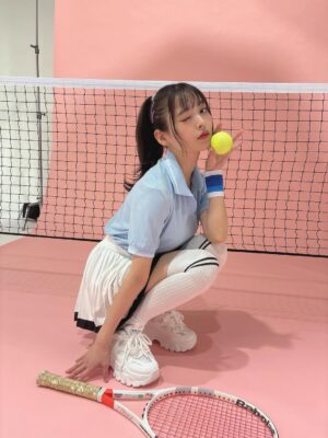 Sumire Uesaka Instagram - げつようび〜！
皆さま、すこやかにお過ごしでしょうか？

三連休！ですねっ！みなさまは何してるのかな…？？
二月も佳境〜！最後まで、楽しみをみつけながらまいりましょうね！

お写真はFCツアーの登場人物、春坂さんのオフショット〜！
幼なじみの運動神経が悪いテニス部員という子です！運動神経悪そう〜！
他のキャラクターのお写真も載せてゆきますね！

それでは皆さま、今週もすこやかにお過ごしくださいませっ！

#上坂すみれ