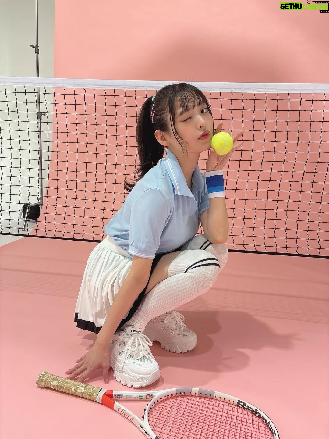 Sumire Uesaka - 62.5K Likes - げつようび〜！
皆さま、すこやかにお過ごしでしょうか？

三連休！ですねっ！みなさまは何してるのかな…？？
二月も佳境〜！最後まで、楽しみをみつけながらまいりましょうね！

お写真はFCツアーの登場人物、春坂さんのオフショット〜！
幼なじみの運動神経が悪いテニス部員という子です！運動神経悪そう〜！
他のキャラクターのお写真も載せてゆきますね！

それでは皆さま、今週もすこやかにお過ごしくださいませっ！

#上坂すみれ