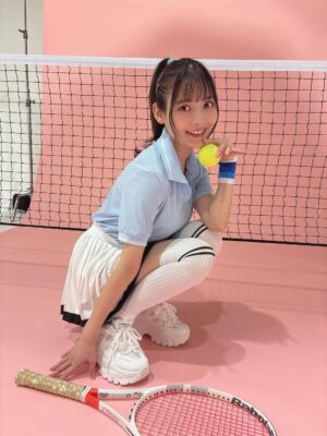 Sumire Uesaka Instagram - げつようび〜！
皆さま、すこやかにお過ごしでしょうか？

三連休！ですねっ！みなさまは何してるのかな…？？
二月も佳境〜！最後まで、楽しみをみつけながらまいりましょうね！

お写真はFCツアーの登場人物、春坂さんのオフショット〜！
幼なじみの運動神経が悪いテニス部員という子です！運動神経悪そう〜！
他のキャラクターのお写真も載せてゆきますね！

それでは皆さま、今週もすこやかにお過ごしくださいませっ！

#上坂すみれ