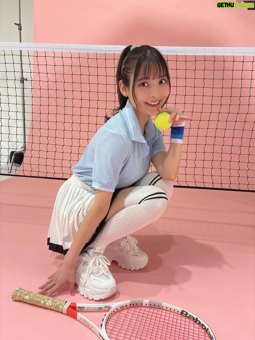 Sumire Uesaka - 62.5K Likes - げつようび〜！
皆さま、すこやかにお過ごしでしょうか？

三連休！ですねっ！みなさまは何してるのかな…？？
二月も佳境〜！最後まで、楽しみをみつけながらまいりましょうね！

お写真はFCツアーの登場人物、春坂さんのオフショット〜！
幼なじみの運動神経が悪いテニス部員という子です！運動神経悪そう〜！
他のキャラクターのお写真も載せてゆきますね！

それでは皆さま、今週もすこやかにお過ごしくださいませっ！

#上坂すみれ