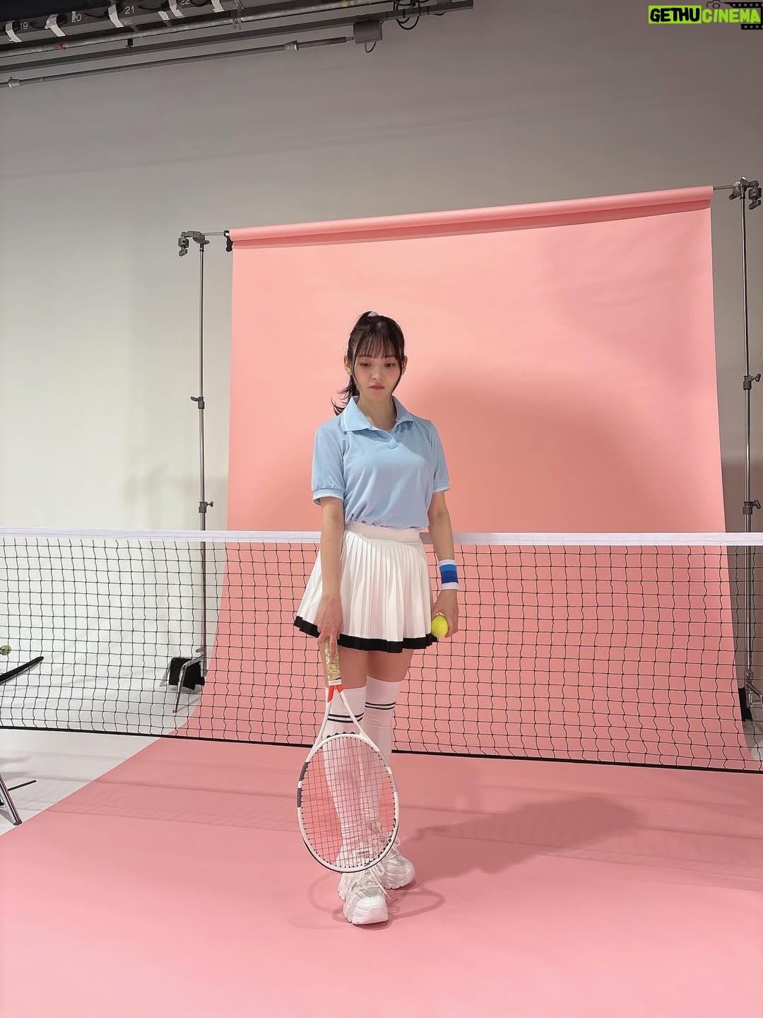 Sumire Uesaka - 62.5K Likes - げつようび〜！
皆さま、すこやかにお過ごしでしょうか？

三連休！ですねっ！みなさまは何してるのかな…？？
二月も佳境〜！最後まで、楽しみをみつけながらまいりましょうね！

お写真はFCツアーの登場人物、春坂さんのオフショット〜！
幼なじみの運動神経が悪いテニス部員という子です！運動神経悪そう〜！
他のキャラクターのお写真も載せてゆきますね！

それでは皆さま、今週もすこやかにお過ごしくださいませっ！

#上坂すみれ