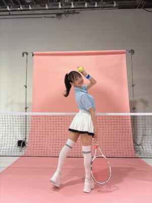 Sumire Uesaka Instagram - げつようび〜！
皆さま、すこやかにお過ごしでしょうか？

三連休！ですねっ！みなさまは何してるのかな…？？
二月も佳境〜！最後まで、楽しみをみつけながらまいりましょうね！

お写真はFCツアーの登場人物、春坂さんのオフショット〜！
幼なじみの運動神経が悪いテニス部員という子です！運動神経悪そう〜！
他のキャラクターのお写真も載せてゆきますね！

それでは皆さま、今週もすこやかにお過ごしくださいませっ！

#上坂すみれ