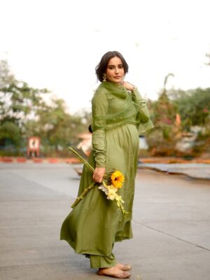 Surbhi Jyoti Instagram - Unfolding like a wild flower 🤍✨
.
.
.
.
.
.
Wearing @reshaindia 
📸 @iam_rajinamdar 
💄 @aafreenchowdhari.makeup 
Hair @hair_stylist_fatima 
Jewellery @ehsaasjewellery 
Via @stylingbyvictor