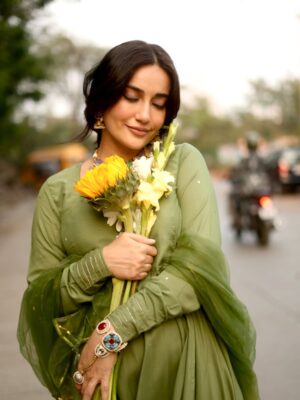 Surbhi Jyoti Instagram - Unfolding like a wild flower 🤍✨
.
.
.
.
.
.
Wearing @reshaindia 
📸 @iam_rajinamdar 
💄 @aafreenchowdhari.makeup 
Hair @hair_stylist_fatima 
Jewellery @ehsaasjewellery 
Via @stylingbyvictor