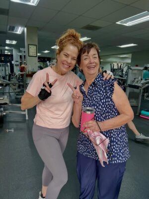 Suzette Bacó Instagram - Mientras mantengo mi salud como una prioridad haciendo ejercicios, me doy cuenta de la importancia de crear comunidades para el bienestar emocional. 

Estas son algunas (después les enseño el resto del grupete) de mis compañeras de entrenamiento. 

Todas me inspiran, me hacen reír y me dan pasta y queso porque llevan entrenando muchos años. 😂😂😂 

Gracias Belén, Marilyn y Gladys por ser las mejores partners del mundo. 

Y claro…todas entrenamos con la mamá de los pollitos… @vanessatorressoto  en @elitefitnesscenterpr 

#crearcomunidades 
#bienestar 
#ejercicio 
#salud
