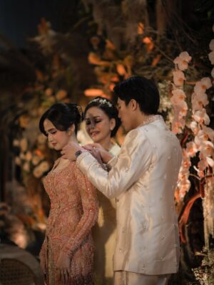Syifa Hadju Instagram - Even after the proposal, our hearts felt complete celebrating this engagement. Bringing our families together, surrounded by the people who love us most 🤍
21.01.26
••
Official Media Partner @thebridestory
Wedding Planner & Organizer @by.hilda
Venue @plataran.senayan
Photo @seenbysou @corneliuswisana
Video @seenbysou @anthonysetiawan12
Decoration @rangkai_riefinka
Entertainments @vd_entertainments
Lighting & Sound System @milia_msl_wedding
MC @ankatama
Seserahan @babagi.gifts
Syifa’s MUA & Hair do @rhay_david @jooehair
El & Syifa’s Attire @studioboh
Fabric Attire @bindusamtani
Syifa’s Accessories @tuloladesigns @tulolabridal
El’s MUA & Grooming @ryanogilvy @chikievers
El’s Shoes @mariominardi_official
Fashion Stylist @wanda_haraa
Beauty Bar @linneabeautybar_id
Digital Invitation & RSVP @sayyes.rsvp
Photo booth @lolphotobooth.co
Hand Bouquet Seserahan @bloomingeliseflowers
Content Creator @by.firstlook
#thELastforSYIFA