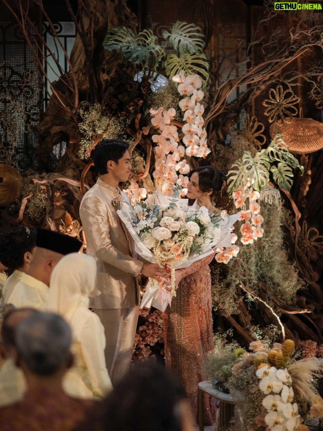 Syifa Hadju - 5.6 Million Likes - Even after the proposal, our hearts felt complete celebrating this engagement. Bringing our families together, surrounded by the people who love us most 🤍
21.01.26
••
Official Media Partner @thebridestory
Wedding Planner & Organizer @by.hilda
Venue @plataran.senayan
Photo @seenbysou @corneliuswisana
Video @seenbysou @anthonysetiawan12
Decoration  @rangkai_riefinka
Entertainments @vd_entertainments
Lighting & Sound System  @milia_msl_wedding
MC @ankatama
Seserahan @babagi.gifts
Syifa’s MUA & Hair do  @rhay_david @jooehair
El & Syifa’s Attire @studioboh
Fabric Attire @bindusamtani
Syifa’s Accessories @tuloladesigns @tulolabridal
El’s MUA & Grooming @ryanogilvy @chikievers
El’s Shoes @mariominardi_official
Fashion Stylist @wanda_haraa
Beauty Bar @linneabeautybar_id
Digital Invitation & RSVP @sayyes.rsvp
Photo booth @lolphotobooth.co
Hand Bouquet Seserahan @bloomingeliseflowers
Content Creator @by.firstlook

#thELastforSYIFA