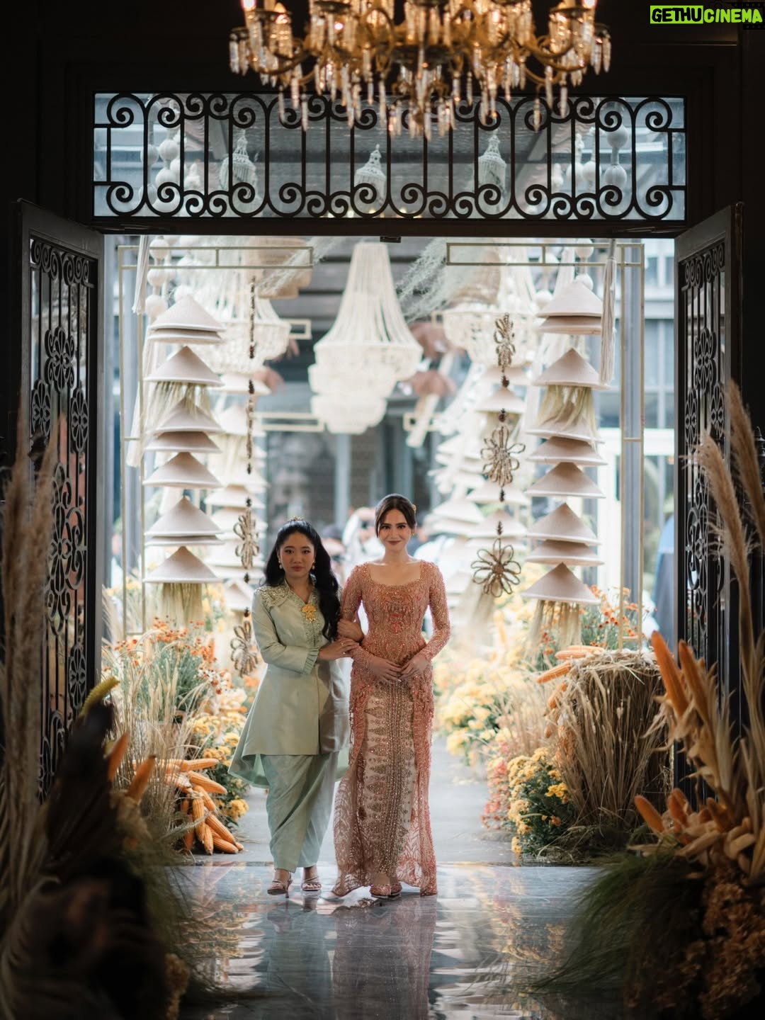 Syifa Hadju - 5.6 Million Likes - Even after the proposal, our hearts felt complete celebrating this engagement. Bringing our families together, surrounded by the people who love us most 🤍
21.01.26
••
Official Media Partner @thebridestory
Wedding Planner & Organizer @by.hilda
Venue @plataran.senayan
Photo @seenbysou @corneliuswisana
Video @seenbysou @anthonysetiawan12
Decoration  @rangkai_riefinka
Entertainments @vd_entertainments
Lighting & Sound System  @milia_msl_wedding
MC @ankatama
Seserahan @babagi.gifts
Syifa’s MUA & Hair do  @rhay_david @jooehair
El & Syifa’s Attire @studioboh
Fabric Attire @bindusamtani
Syifa’s Accessories @tuloladesigns @tulolabridal
El’s MUA & Grooming @ryanogilvy @chikievers
El’s Shoes @mariominardi_official
Fashion Stylist @wanda_haraa
Beauty Bar @linneabeautybar_id
Digital Invitation & RSVP @sayyes.rsvp
Photo booth @lolphotobooth.co
Hand Bouquet Seserahan @bloomingeliseflowers
Content Creator @by.firstlook

#thELastforSYIFA