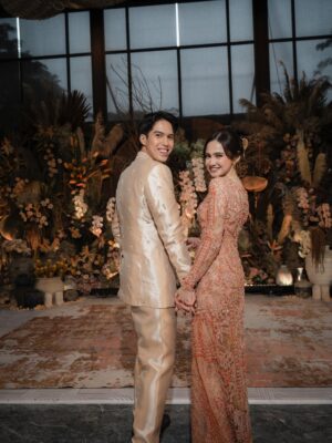 Syifa Hadju Instagram - Even after the proposal, our hearts felt complete celebrating this engagement. Bringing our families together, surrounded by the people who love us most 🤍
21.01.26
••
Official Media Partner @thebridestory
Wedding Planner & Organizer @by.hilda
Venue @plataran.senayan
Photo @seenbysou @corneliuswisana
Video @seenbysou @anthonysetiawan12
Decoration @rangkai_riefinka
Entertainments @vd_entertainments
Lighting & Sound System @milia_msl_wedding
MC @ankatama
Seserahan @babagi.gifts
Syifa’s MUA & Hair do @rhay_david @jooehair
El & Syifa’s Attire @studioboh
Fabric Attire @bindusamtani
Syifa’s Accessories @tuloladesigns @tulolabridal
El’s MUA & Grooming @ryanogilvy @chikievers
El’s Shoes @mariominardi_official
Fashion Stylist @wanda_haraa
Beauty Bar @linneabeautybar_id
Digital Invitation & RSVP @sayyes.rsvp
Photo booth @lolphotobooth.co
Hand Bouquet Seserahan @bloomingeliseflowers
Content Creator @by.firstlook
#thELastforSYIFA