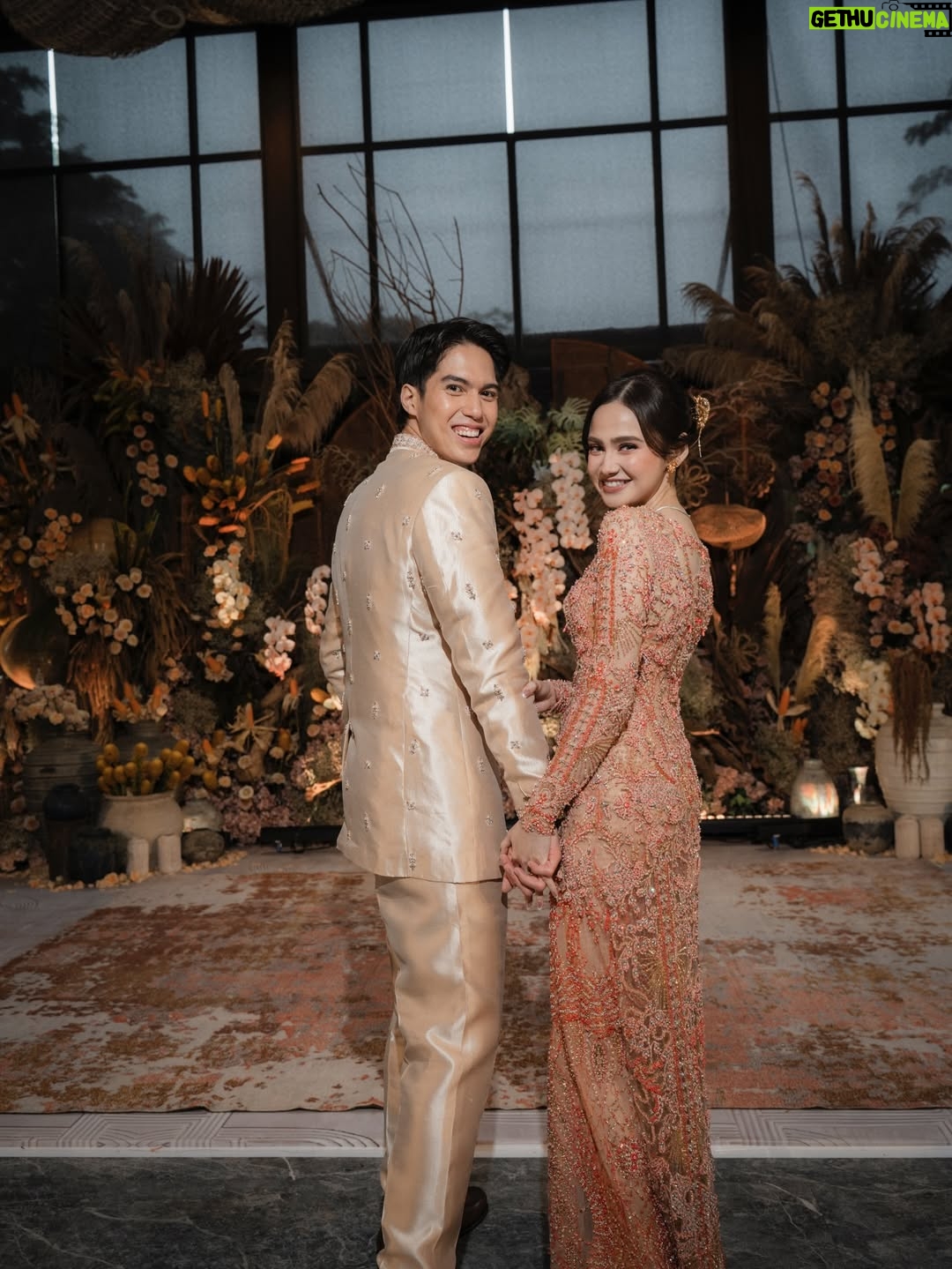 Syifa Hadju - 5.6 Million Likes - Even after the proposal, our hearts felt complete celebrating this engagement. Bringing our families together, surrounded by the people who love us most 🤍
21.01.26
••
Official Media Partner @thebridestory
Wedding Planner & Organizer @by.hilda
Venue @plataran.senayan
Photo @seenbysou @corneliuswisana
Video @seenbysou @anthonysetiawan12
Decoration  @rangkai_riefinka
Entertainments @vd_entertainments
Lighting & Sound System  @milia_msl_wedding
MC @ankatama
Seserahan @babagi.gifts
Syifa’s MUA & Hair do  @rhay_david @jooehair
El & Syifa’s Attire @studioboh
Fabric Attire @bindusamtani
Syifa’s Accessories @tuloladesigns @tulolabridal
El’s MUA & Grooming @ryanogilvy @chikievers
El’s Shoes @mariominardi_official
Fashion Stylist @wanda_haraa
Beauty Bar @linneabeautybar_id
Digital Invitation & RSVP @sayyes.rsvp
Photo booth @lolphotobooth.co
Hand Bouquet Seserahan @bloomingeliseflowers
Content Creator @by.firstlook

#thELastforSYIFA