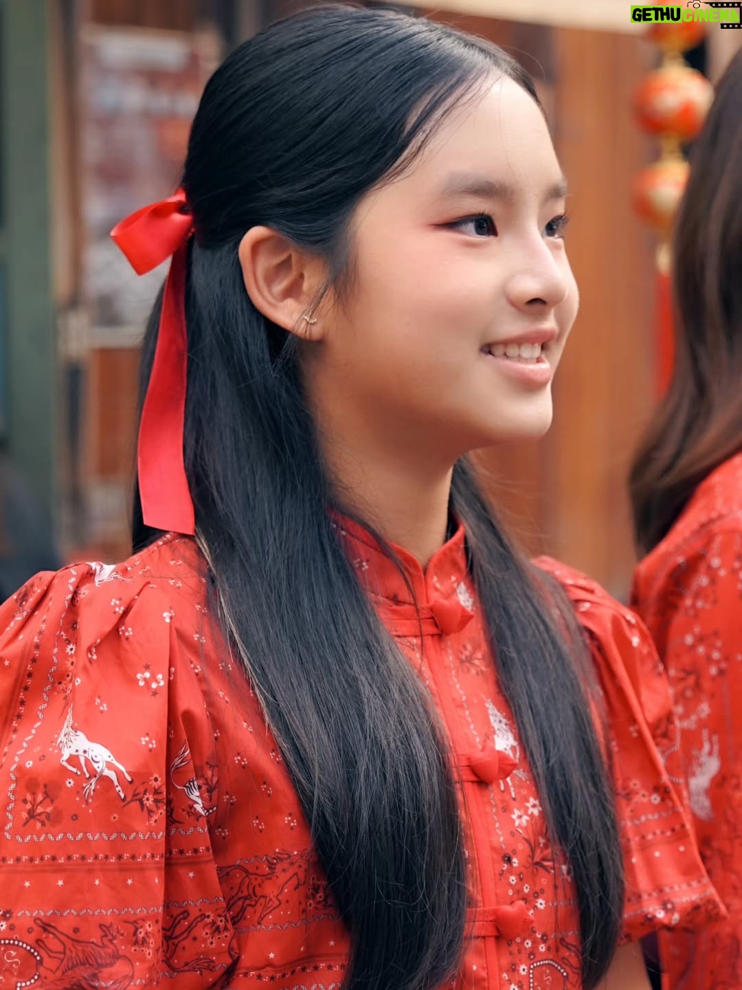 Taksaorn Paksukcharern - 288.7K Likes - 身体健康, 财源滚滚，每天都开心满满！
สุขสันต์วันตรุษจีนนะคะ ขอให้ทุกคนสุขภาพแข็งแรง เงินทองไหลมาเทมาเหมือนน้ำ... ที่สำคัญ ใจฟูทุกวันตลอดปีค่ะ 🧧😍❤️🎊

@sretsisofficial @yiim_makeup @dnadiafive @jji.photog @ple_theerada @joejopongsak.makeup