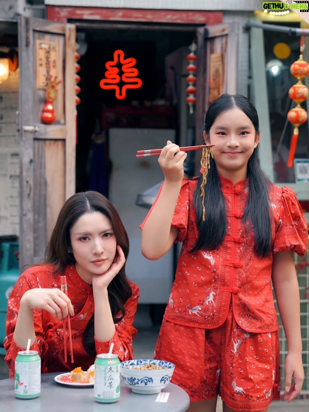 Taksaorn Paksukcharern - 288.7K Likes - 身体健康, 财源滚滚，每天都开心满满！
สุขสันต์วันตรุษจีนนะคะ ขอให้ทุกคนสุขภาพแข็งแรง เงินทองไหลมาเทมาเหมือนน้ำ... ที่สำคัญ ใจฟูทุกวันตลอดปีค่ะ 🧧😍❤️🎊

@sretsisofficial @yiim_makeup @dnadiafive @jji.photog @ple_theerada @joejopongsak.makeup
