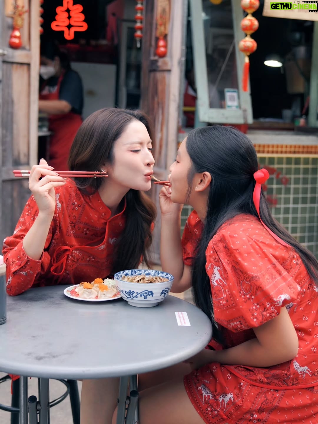 Taksaorn Paksukcharern - 288.7K Likes - 身体健康, 财源滚滚，每天都开心满满！
สุขสันต์วันตรุษจีนนะคะ ขอให้ทุกคนสุขภาพแข็งแรง เงินทองไหลมาเทมาเหมือนน้ำ... ที่สำคัญ ใจฟูทุกวันตลอดปีค่ะ 🧧😍❤️🎊

@sretsisofficial @yiim_makeup @dnadiafive @jji.photog @ple_theerada @joejopongsak.makeup