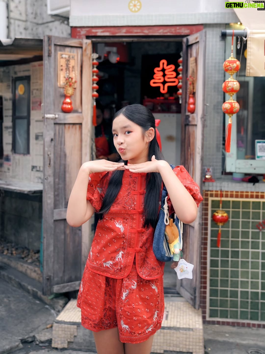 Taksaorn Paksukcharern - 288.7K Likes - 身体健康, 财源滚滚，每天都开心满满！
สุขสันต์วันตรุษจีนนะคะ ขอให้ทุกคนสุขภาพแข็งแรง เงินทองไหลมาเทมาเหมือนน้ำ... ที่สำคัญ ใจฟูทุกวันตลอดปีค่ะ 🧧😍❤️🎊

@sretsisofficial @yiim_makeup @dnadiafive @jji.photog @ple_theerada @joejopongsak.makeup