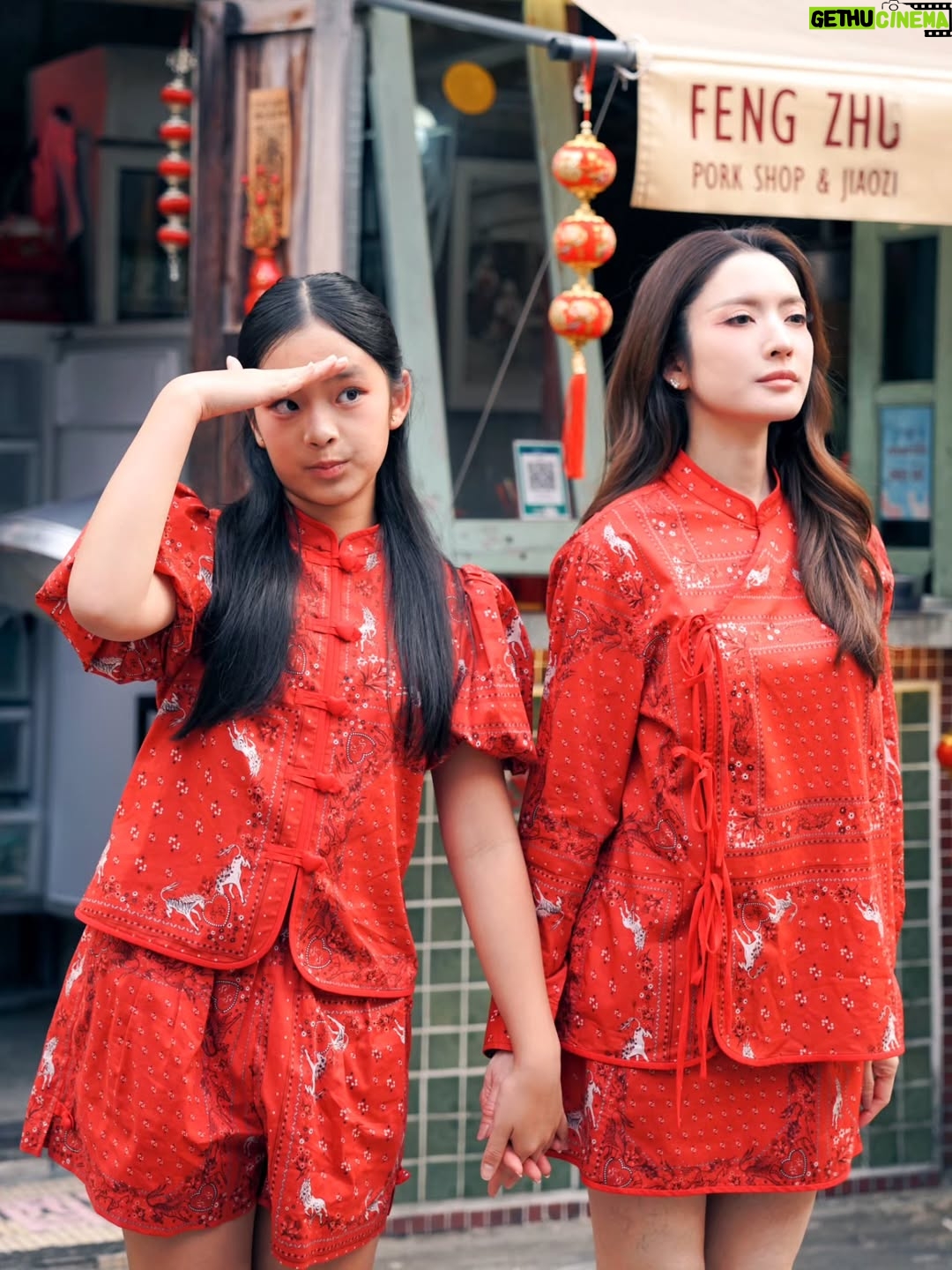 Taksaorn Paksukcharern - 288.7K Likes - 身体健康, 财源滚滚，每天都开心满满！
สุขสันต์วันตรุษจีนนะคะ ขอให้ทุกคนสุขภาพแข็งแรง เงินทองไหลมาเทมาเหมือนน้ำ... ที่สำคัญ ใจฟูทุกวันตลอดปีค่ะ 🧧😍❤️🎊

@sretsisofficial @yiim_makeup @dnadiafive @jji.photog @ple_theerada @joejopongsak.makeup