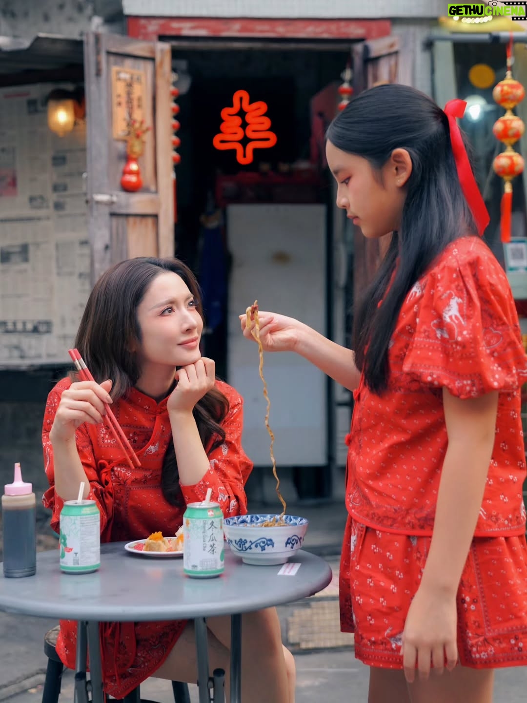 Taksaorn Paksukcharern - 288.7K Likes - 身体健康, 财源滚滚，每天都开心满满！
สุขสันต์วันตรุษจีนนะคะ ขอให้ทุกคนสุขภาพแข็งแรง เงินทองไหลมาเทมาเหมือนน้ำ... ที่สำคัญ ใจฟูทุกวันตลอดปีค่ะ 🧧😍❤️🎊

@sretsisofficial @yiim_makeup @dnadiafive @jji.photog @ple_theerada @joejopongsak.makeup