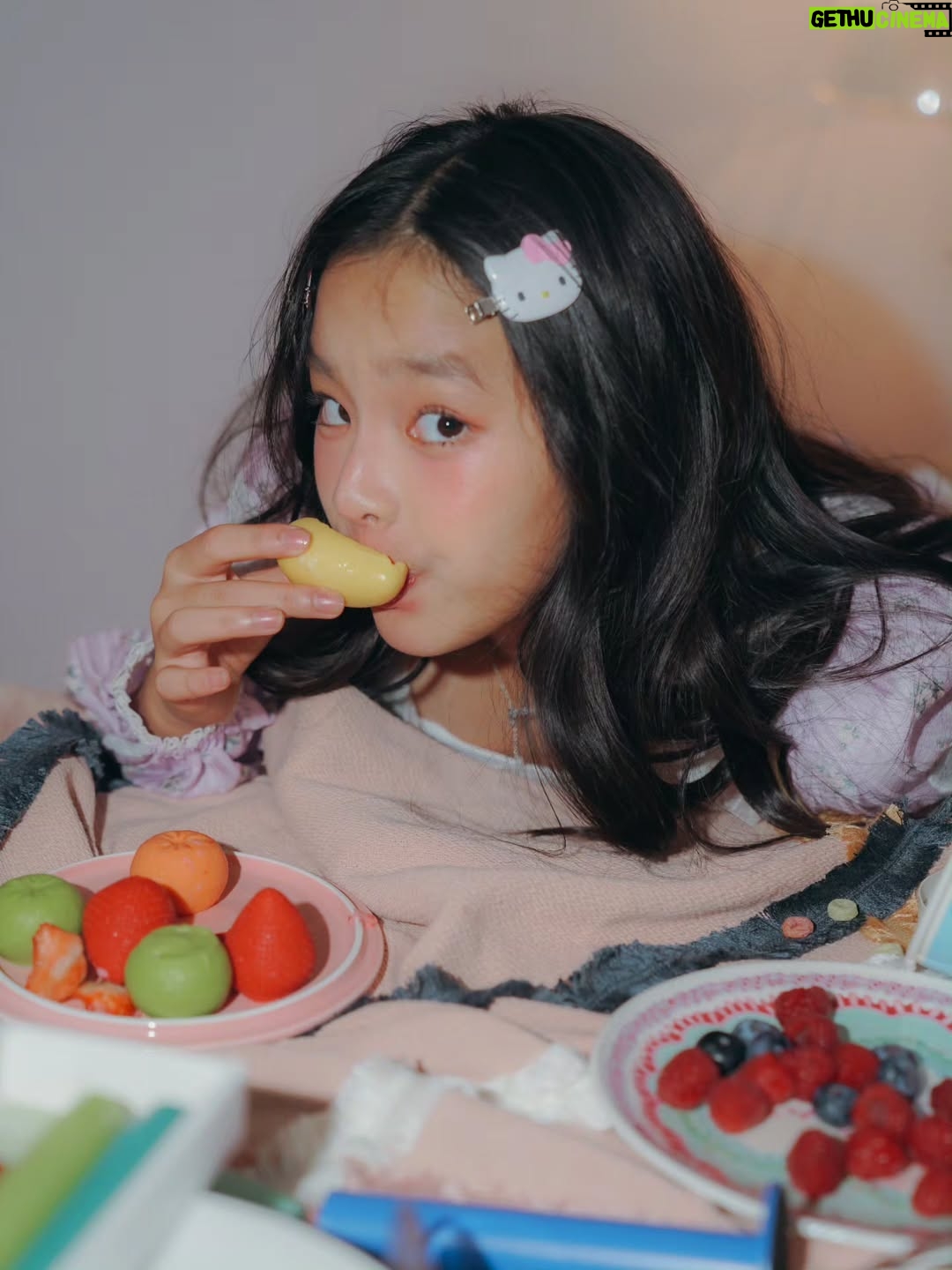 Taksaorn Paksukcharern - 244.5K Likes - Valentine's day with my mini me 💞🧁🍭🎀🌟
#PeamaiAvarin