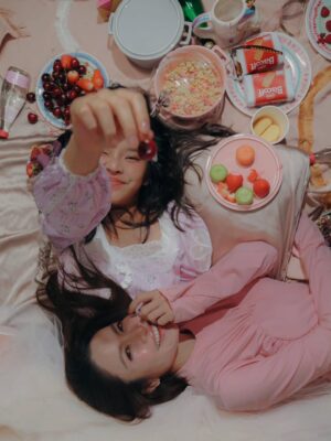 Taksaorn Paksukcharern Instagram - Valentine's day with my mini me 💞🧁🍭🎀🌟
#PeamaiAvarin