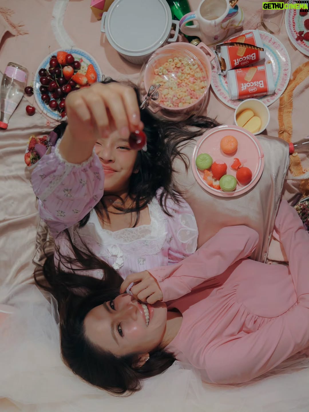 Taksaorn Paksukcharern - 244.5K Likes - Valentine's day with my mini me 💞🧁🍭🎀🌟
#PeamaiAvarin
