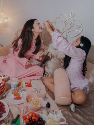 Taksaorn Paksukcharern Instagram - Valentine's day with my mini me 💞🧁🍭🎀🌟
#PeamaiAvarin
