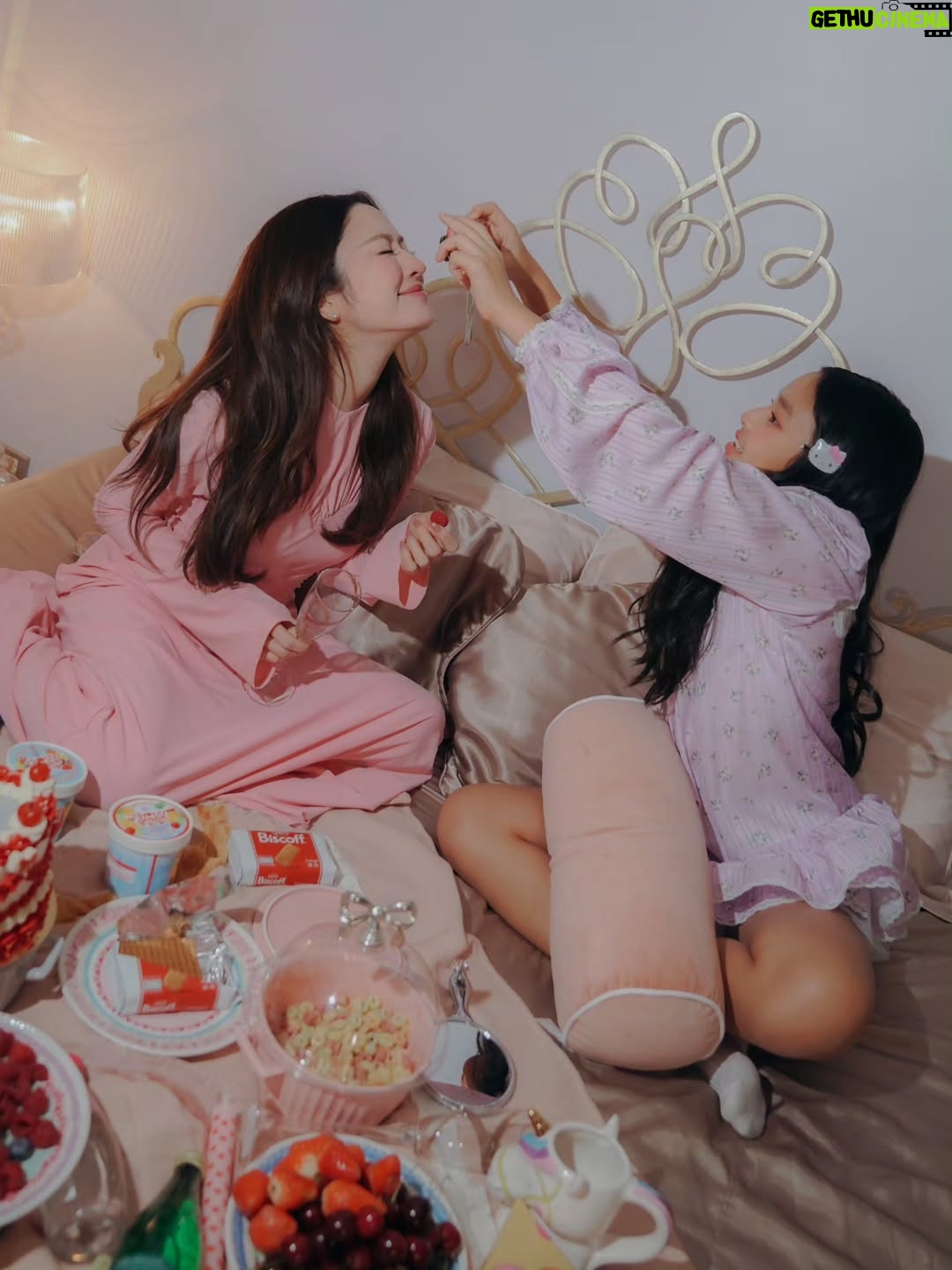 Taksaorn Paksukcharern - 244.5K Likes - Valentine's day with my mini me 💞🧁🍭🎀🌟
#PeamaiAvarin