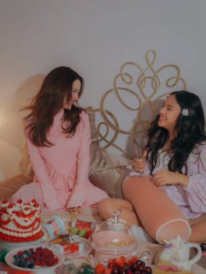 Taksaorn Paksukcharern Instagram - Valentine's day with my mini me 💞🧁🍭🎀🌟
#PeamaiAvarin