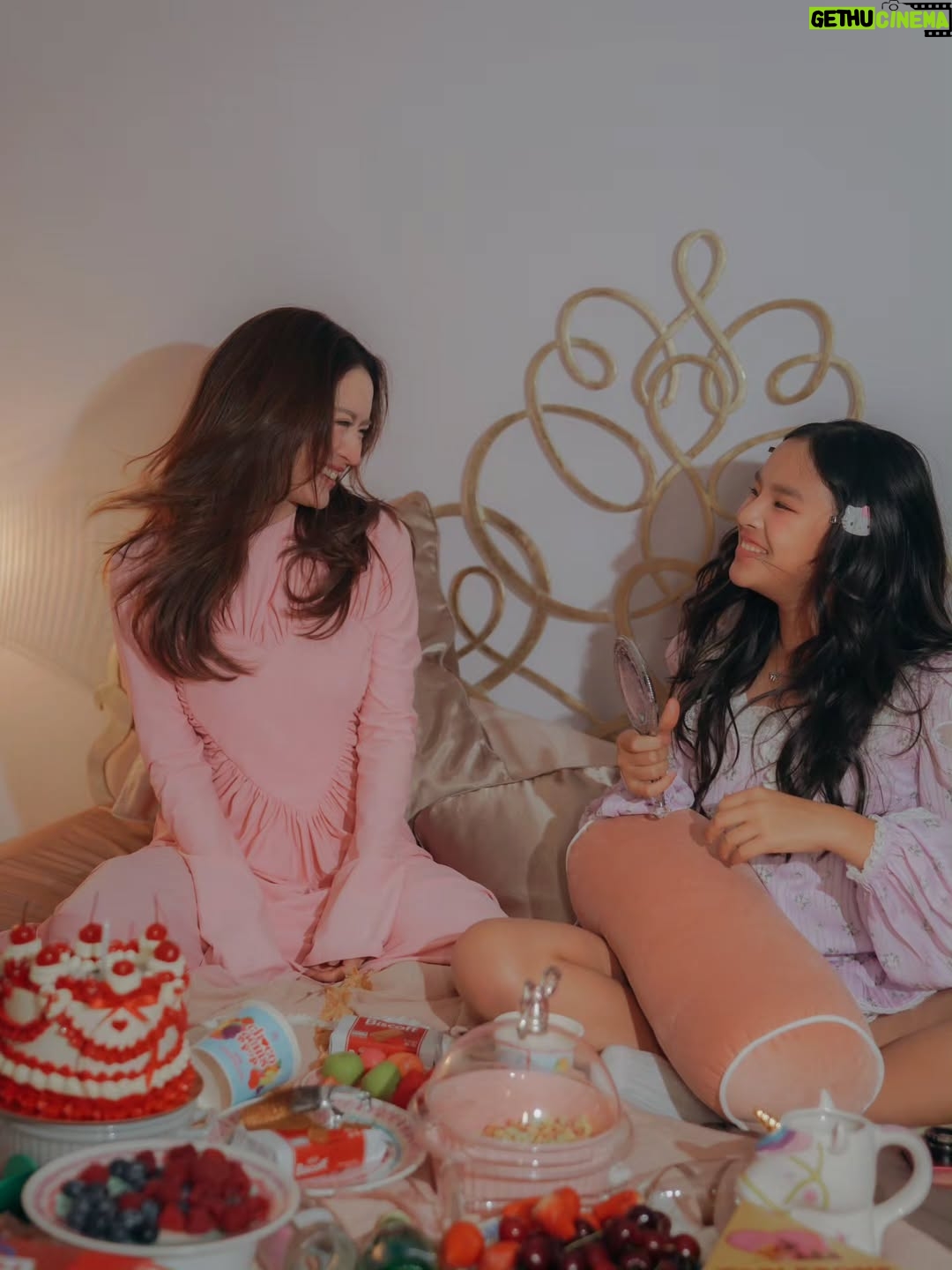 Taksaorn Paksukcharern - 244.5K Likes - Valentine's day with my mini me 💞🧁🍭🎀🌟
#PeamaiAvarin