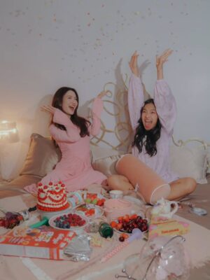 Taksaorn Paksukcharern Instagram - Valentine's day with my mini me 💞🧁🍭🎀🌟
#PeamaiAvarin