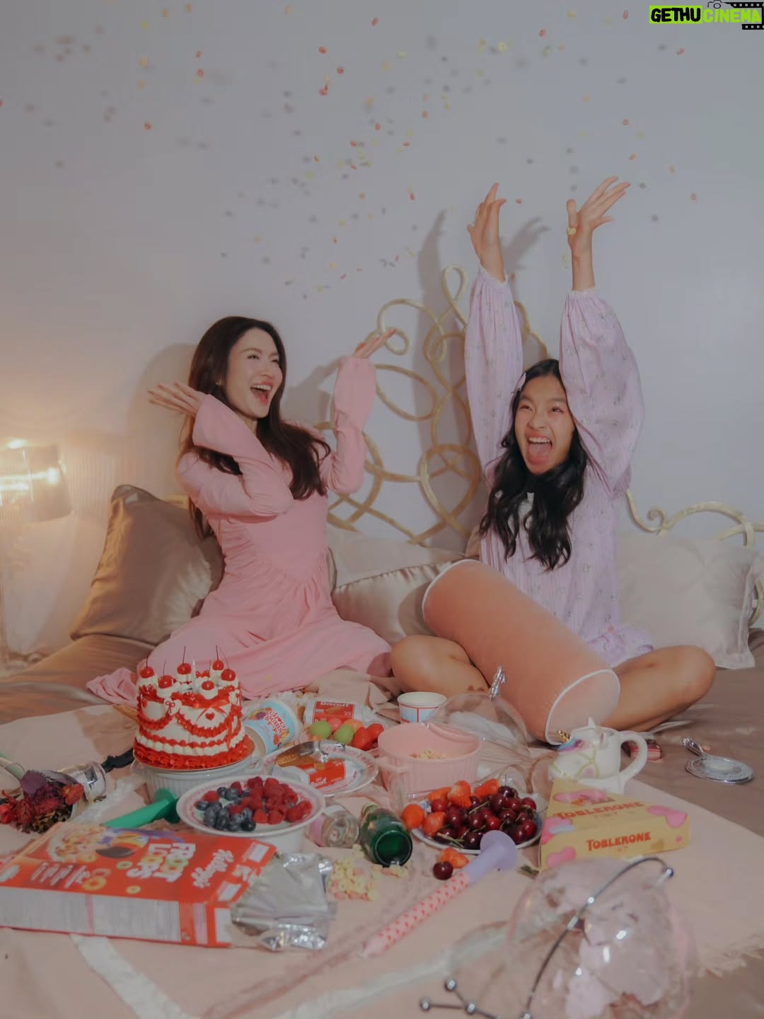 Taksaorn Paksukcharern - 244.5K Likes - Valentine's day with my mini me 💞🧁🍭🎀🌟
#PeamaiAvarin