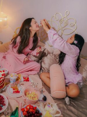 Taksaorn Paksukcharern Instagram - Valentine's day with my mini me 💞🧁🍭🎀🌟
#PeamaiAvarin