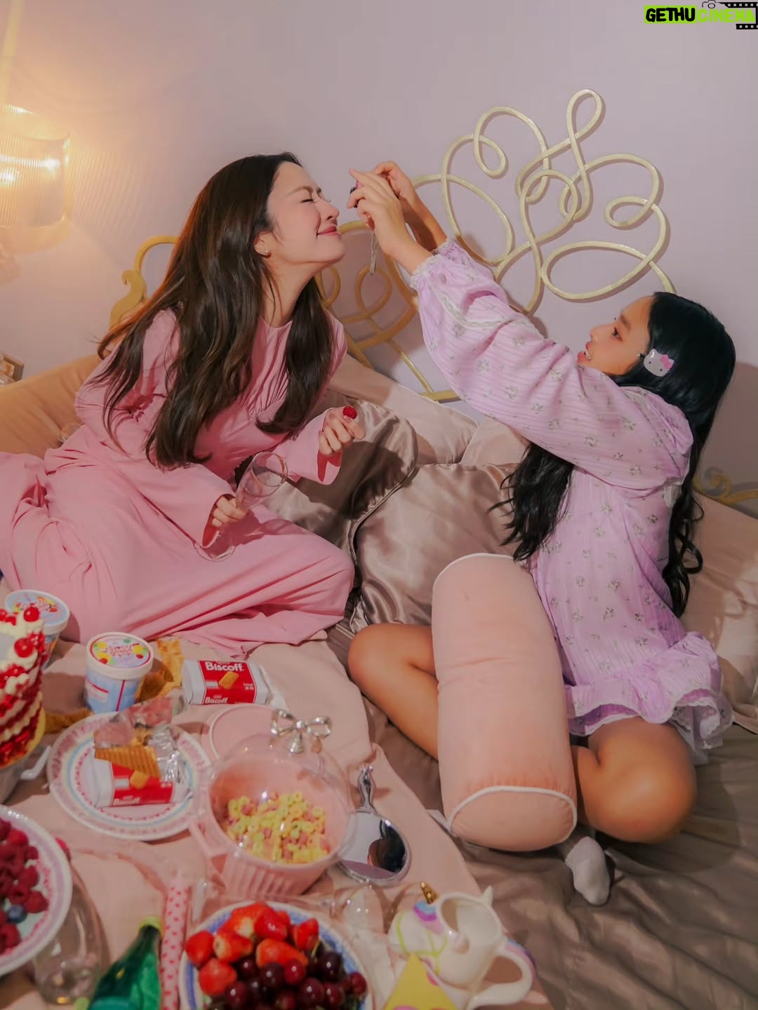 Taksaorn Paksukcharern - 244.5K Likes - Valentine's day with my mini me 💞🧁🍭🎀🌟
#PeamaiAvarin