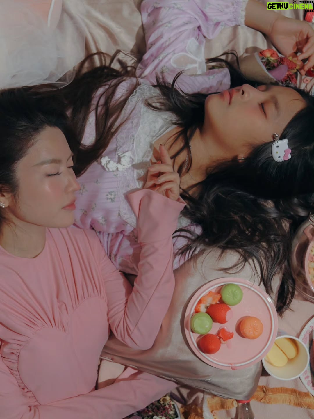 Taksaorn Paksukcharern - 244.5K Likes - Valentine's day with my mini me 💞🧁🍭🎀🌟
#PeamaiAvarin