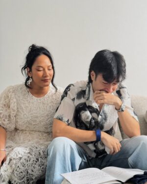 Tara Basro Instagram - Ulang tahun lo kemaren, gue nggak tau kenapa tiba-tiba pengen bikin sesuatu. Bukan beli, tapi bikin. Jadilah scrapbook. Dengan harapan lo bisa senyum waktu buka tiap halamannya.

Awalnya gue pikir itu cuma hadiah kecil buat nyemangatin dan ngerayain lo. Tapi tanpa gue sadari, itu ternyata jadi yang terakhir.

Tujuh belas tahun kita ngerayain ulang tahun masing-masing. Kalau dipikir-pikir, lo itu bagian dari setengah hidup gue. Setengah dari cerita gue. Dan setengah dari siapa gue hari ini.

Kehilangan itu aneh. Sampai sekarang gue masih sering nungguin video call dari lo, seolah-olah kapan aja muka lo akan muncul di layar hp gue dan kita ngobrol ngalor ngidul.

Orang-orang bilang waktu yang akan nyembuhin. Mungkin iya. Tapi yang nggak mereka bilang adalah waktu juga bikin takut. Karena makin jauh harinya, makin takut gue lupa sama suara lo, ketawa lo, dan bawelnya lo ke gue.

Gue bersyukur dan beruntung banget bisa menghabiskan beberapa hari terakhir lo bersama. Momen-momen itu rasanya magis. 

Mungkin itu memang cara paling sempurna buat lo pergi. Dikelilingi orang-orang yang sayang sama lo, dengan cinta yang begitu besar di sekeliling lo, dan tetep yaa lo pergi dengan cara yang sangat Vidi. 

Di akhir ketika gue melihat senyuman lo, hati gue sedikit lebih tenang karena tau kalau sekarang lo udah nggak sakit lagi. Lo bisa makan apa pun yang lo mau, nyanyi sepuasnya, pergi ke mana pun yang lo mau, nggak ada lagi batasan.

Vid, Gue seneng lo punya Sheila sebagai pendamping hidup lo. Dia sih kerreeen. Dan lo pasti tau lah kenapanya.

Sekarang, selain lo, gue punya satu temen lagi. Seseorang yang sudah menjadi tempat nyaman buat gue, juga sumber kehangatan dan kebahagiaan.

Jadi jangan khawatir ya, Vid. Sheila nggak sendirian. Dia udah lo tinggalin temen banyak banget, lebih dari yang dia mau bahkan hahahhaha. 

Dan bukan cuman Sheila. Vadi, Tay, Diva, Dev & Meru juga akan selalu punya gue dan Ken. 

Gue tau lo cengeng, jan nanges yaa… Yang tenang ya sayang akooh, sering-sering datang ke mimpi yaa… kangen banget. 

P.S. Terima kasih teman-teman yang sudah mengizinkan suratnya untuk diunggah