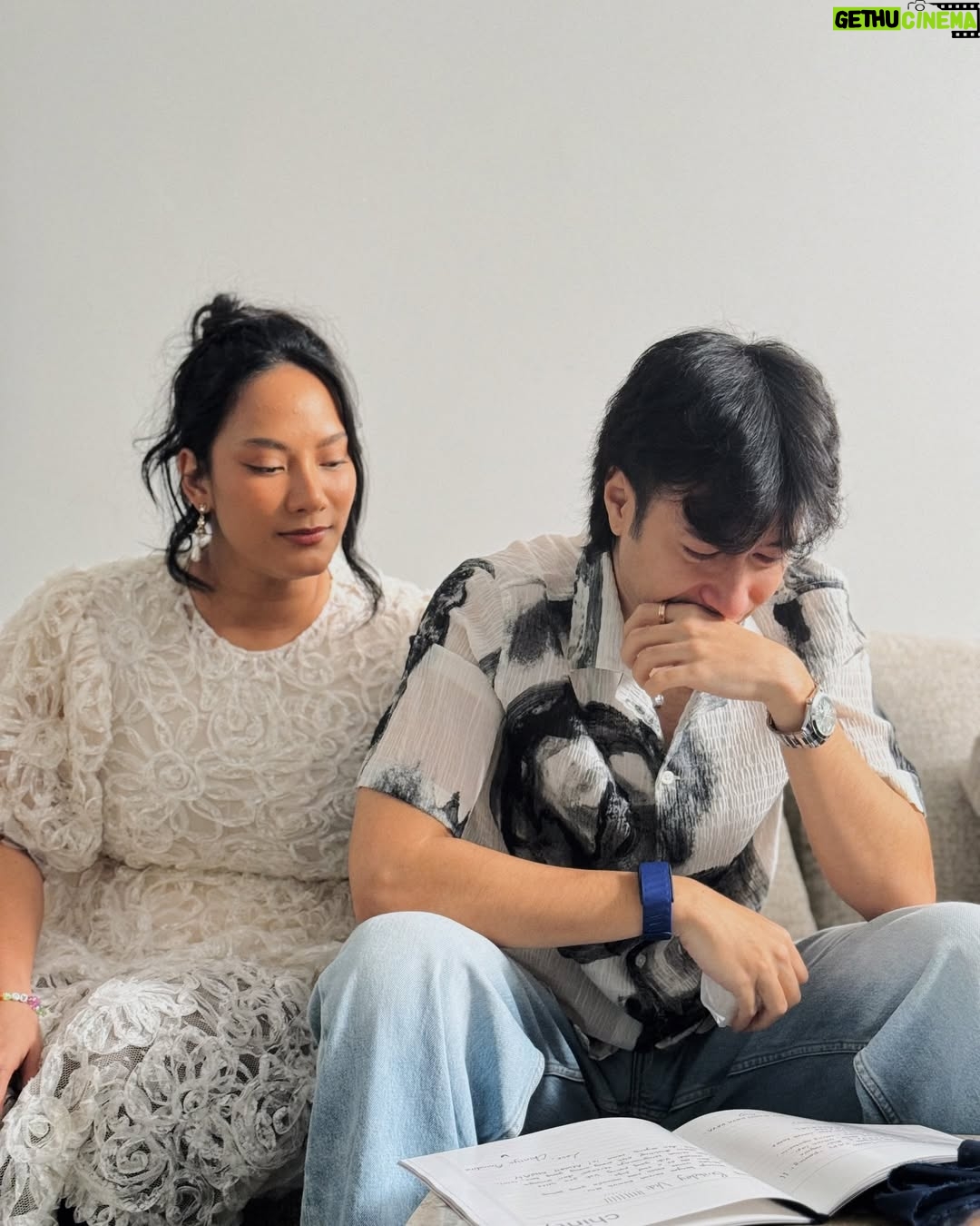 Tara Basro - 345.3K Likes - Ulang tahun lo kemaren, gue nggak tau kenapa tiba-tiba pengen bikin sesuatu. Bukan beli, tapi bikin. Jadilah scrapbook. Dengan harapan lo bisa senyum waktu buka tiap halamannya.

Awalnya gue pikir itu cuma hadiah kecil buat nyemangatin dan ngerayain lo. Tapi tanpa gue sadari, itu ternyata jadi yang terakhir.

Tujuh belas tahun kita ngerayain ulang tahun masing-masing. Kalau dipikir-pikir, lo itu bagian dari setengah hidup gue. Setengah dari cerita gue. Dan setengah dari siapa gue hari ini.

Kehilangan itu aneh. Sampai sekarang gue masih sering nungguin video call dari lo, seolah-olah kapan aja muka lo akan muncul di layar hp gue dan kita ngobrol ngalor ngidul.

Orang-orang bilang waktu yang akan nyembuhin. Mungkin iya. Tapi yang nggak mereka bilang adalah waktu juga bikin takut. Karena makin jauh harinya, makin takut gue lupa sama suara lo, ketawa lo, dan bawelnya lo ke gue.

Gue bersyukur dan beruntung banget bisa menghabiskan beberapa hari terakhir lo bersama. Momen-momen itu rasanya magis. 

Mungkin itu memang cara paling sempurna buat lo pergi. Dikelilingi orang-orang yang sayang sama lo, dengan cinta yang begitu besar di sekeliling lo, dan tetep yaa lo pergi dengan cara yang sangat Vidi. 

Di akhir ketika gue melihat senyuman lo, hati gue sedikit lebih tenang karena tau kalau sekarang lo udah nggak sakit lagi. Lo bisa makan apa pun yang lo mau, nyanyi sepuasnya, pergi ke mana pun yang lo mau, nggak ada lagi batasan.

Vid, Gue seneng lo punya Sheila sebagai pendamping hidup lo. Dia sih kerreeen. Dan lo pasti tau lah kenapanya.

Sekarang, selain lo, gue punya satu temen lagi. Seseorang yang sudah menjadi tempat nyaman buat gue, juga sumber kehangatan dan kebahagiaan.

Jadi jangan khawatir ya, Vid. Sheila nggak sendirian. Dia udah lo tinggalin temen banyak banget, lebih dari yang dia mau bahkan hahahhaha. 

Dan bukan cuman Sheila. Vadi, Tay, Diva, Dev & Meru juga akan selalu punya gue dan Ken. 

Gue tau lo cengeng, jan nanges yaa… Yang tenang ya sayang akooh, sering-sering datang ke mimpi yaa… kangen banget. 

P.S. Terima kasih teman-teman yang sudah mengizinkan suratnya untuk diunggah
