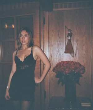 Tate McRae Instagram - Vintage victoria secret dress, yes please