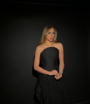 Tate McRae Instagram - Diamonds are a girls best friend!!!! My first Grammys🖤 my 1st nomination!!! Dressed in custom @balenciaga