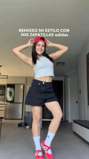 Tati Fernández Instagram - El ritmo volvió al chat 💃✨ Confirmo que las zapatillas correctas te cambian hasta la personalidad. ¿Las mías? Obvio son de @mercadolibremoda.cl. Hay demasiada variedad, así que vayan por las suyas con el envío más rápido de Chile. 👟🔥

#MercadoLibreModa #Moda #Sneakers #BaileUrbano #MercadoLibreInspo”