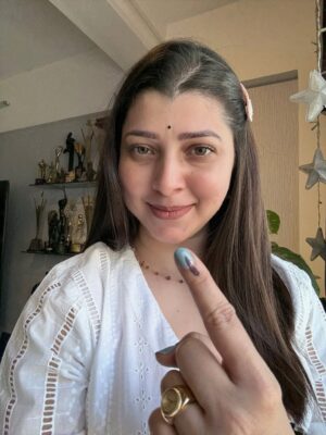 Tejaswini Pandit Instagram - माझा जन्म महाराष्ट्र राज्यात झाला.
मी लहानाची मोठी मराठी भाषा बोलतंच झाले.
ह्याच मराठी भाषेवर कामा रूपी स्वतःचं पोट भरत आले.
माझी भाषा टिकली तर माझं काम दिसेल आणि तरचं माझं अस्तित्वही असेल…
म्हणूनच आजचं मत त्या मराठी माणसासाठी, ज्याच्या रक्तात मराठी सळसळते आणि ज्याच्या हृदयात आजन्म महाराष्ट्र विराजमान आहे.

जय महाराष्ट्र 🚩

(बाकी ह्या वर्षी त्या marker ची शाई निघून जाणार की लोकशाही ते बघूया)