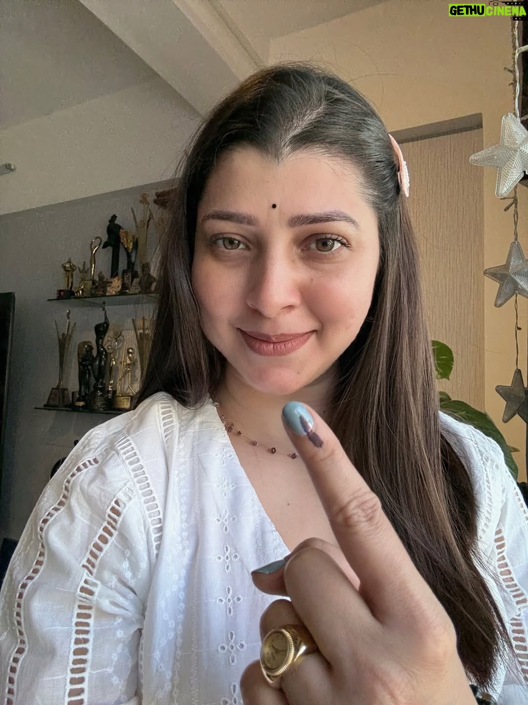 Tejaswini Pandit - 54.6K Likes - माझा जन्म महाराष्ट्र राज्यात झाला.
मी लहानाची मोठी मराठी भाषा बोलतंच झाले.
ह्याच मराठी भाषेवर कामा रूपी स्वतःचं पोट भरत आले.
माझी भाषा टिकली तर माझं काम दिसेल आणि तरचं माझं अस्तित्वही असेल…
म्हणूनच आजचं मत त्या मराठी माणसासाठी, ज्याच्या रक्तात मराठी सळसळते आणि ज्याच्या हृदयात आजन्म महाराष्ट्र विराजमान आहे.

जय महाराष्ट्र 🚩

(बाकी ह्या वर्षी त्या marker ची शाई निघून जाणार की लोकशाही ते बघूया)